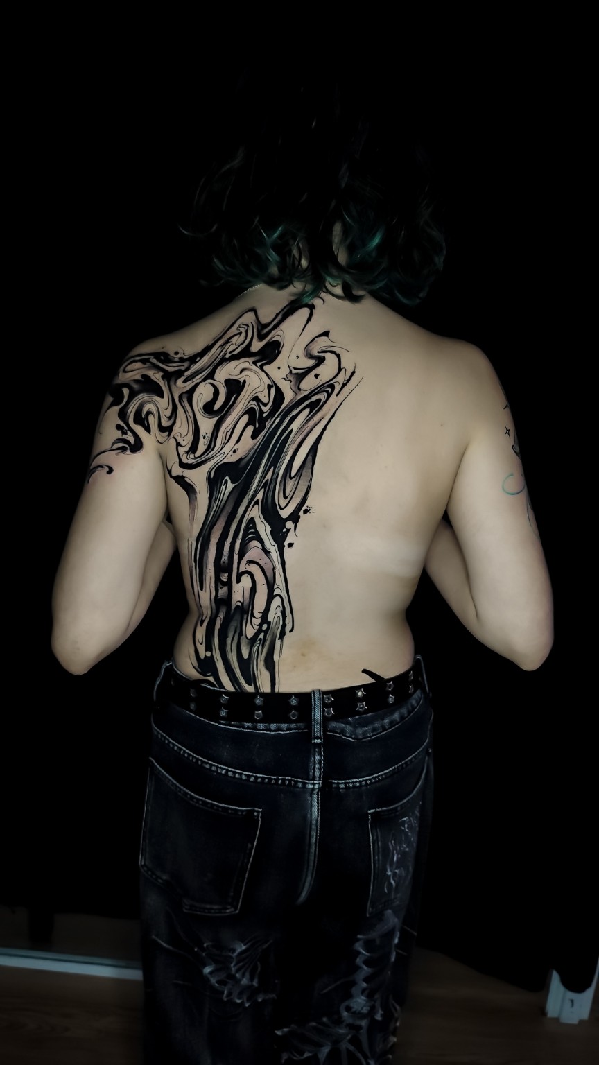 Projeto Suminagashi com linhas marmorizadas desenvolvido nas costas