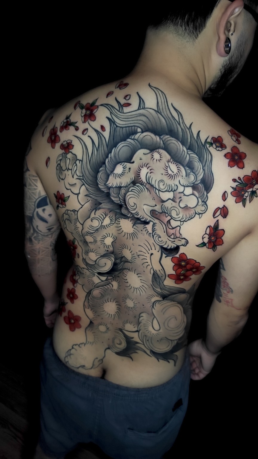 Fechamento de costas em estilo oriental com flores vermelhas